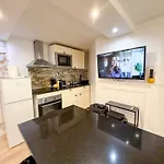 Urban Flat 42 - Luxury Flat